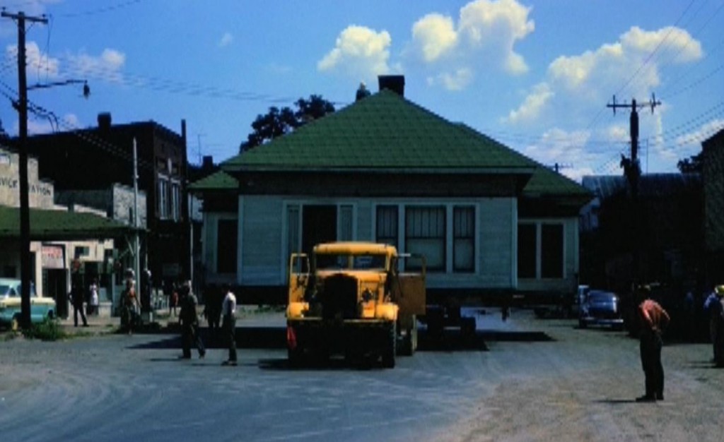 house being moved from old Kuttawa before lake is flooded